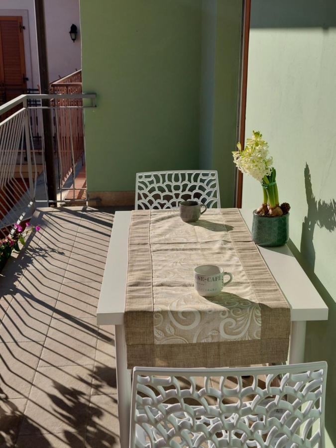 La Bougainville - Luxury Apartment Torbole Sul Garda Exteriör bild