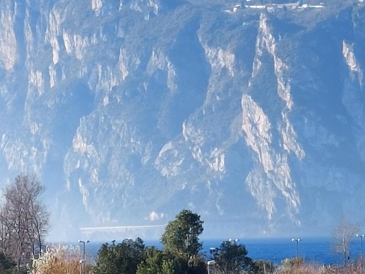 La Bougainville - Luxury Apartment Torbole Sul Garda Exteriör bild