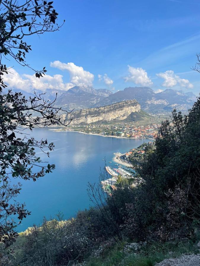 La Bougainville - Luxury Apartment Torbole Sul Garda Exteriör bild